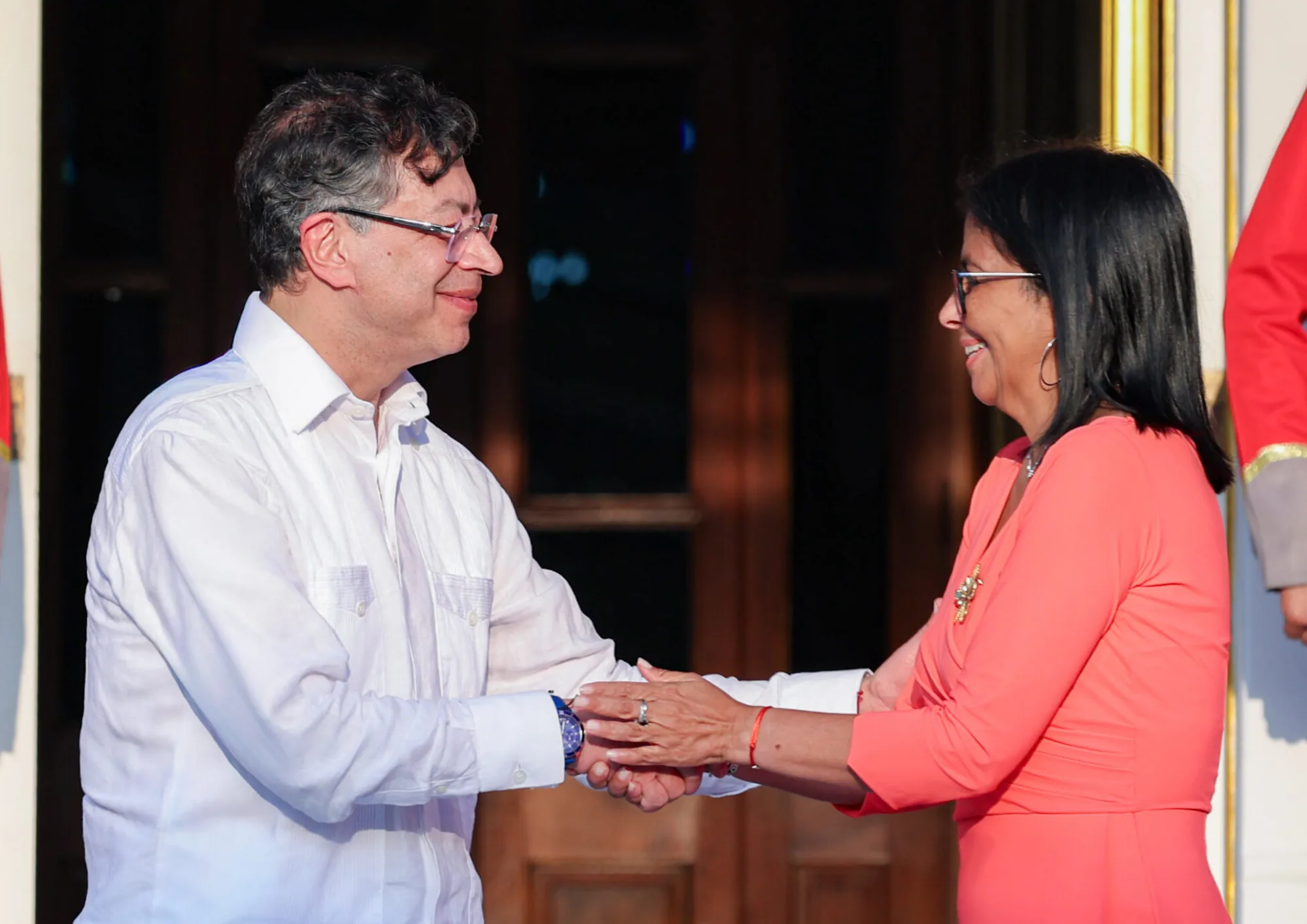 Os presidentes da Colômbia, Gustavo Petro, e da Venezuela, Delcy Rodríguez, durante encontro em Caracas.