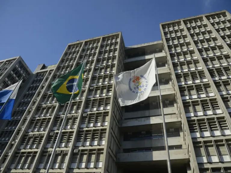 Dois meses em greve, servidores da Uerj apresentam demanda ao governo do RJ
