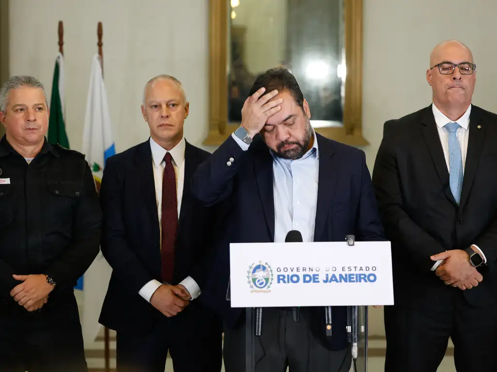 Em coletiva de imprensa realizada ainda enquanto governador, Cláudio Castro (PL) coloca a mão na testa