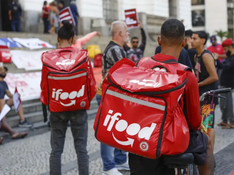 Trabalhadores protestam no RJ contra modalidade do iFood que paga R$ 3 por entrega