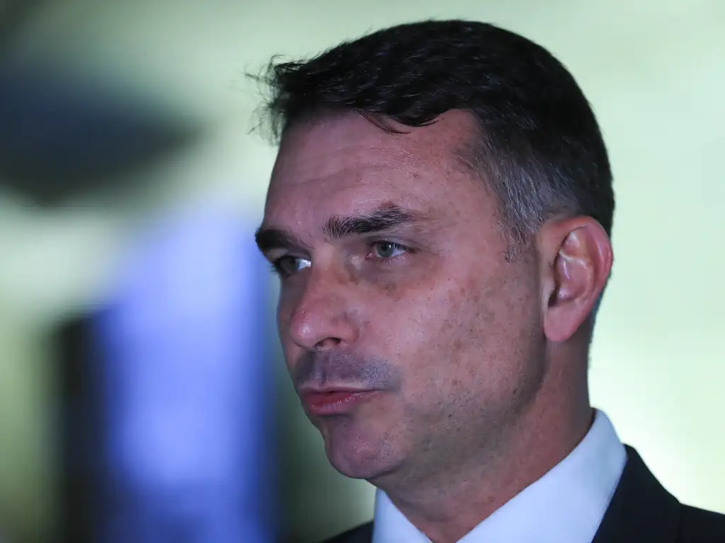 O senador e pré-candidato Flávio Bolsonaro durante entrevista
