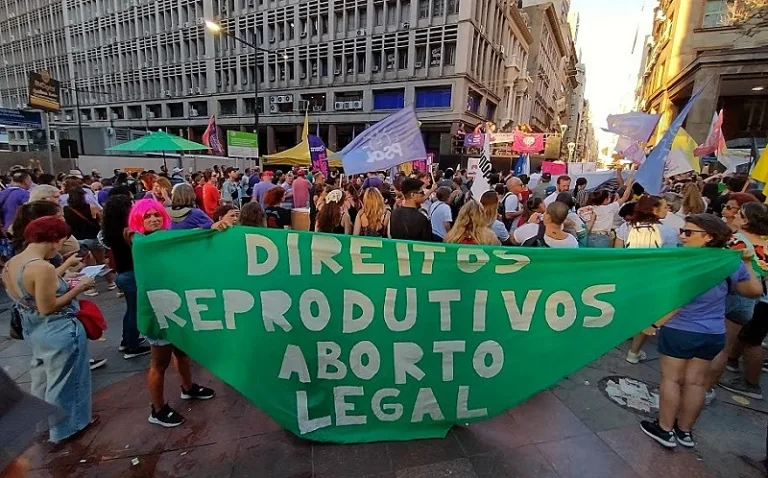As contradições da extrema direita que se diz contra o aborto