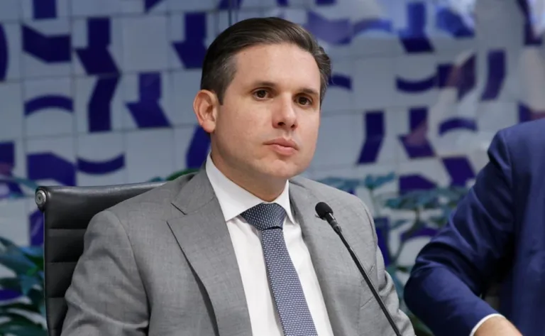 Hugo Motta anuncia Alencar Santana (PT) como presidente da comissão sobre escala 6x1