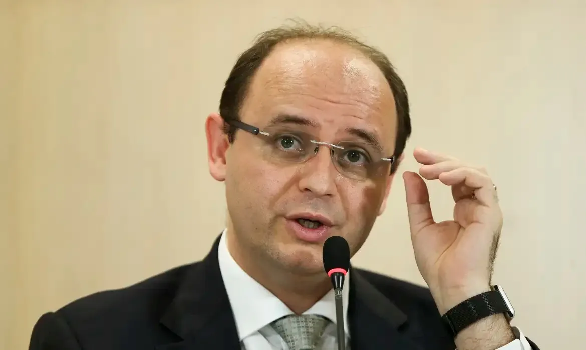Soares estava à frente da Secretaria de Estado de Educação de Minas Gerais (SEE-MG) desde agosto de 2025, quando assumiu o cargo no governo de Romeu Zema (Novo), substituindo Igor de Alvarenga.