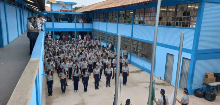 PL de Simões sobre escolas cívico-militares em MG retoma modelo ditatorial, diz especialista