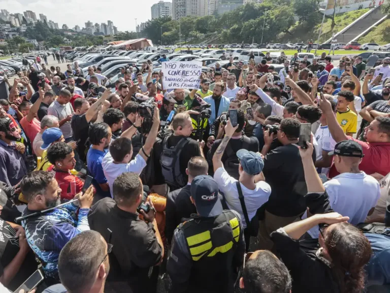 Entregadores de aplicativos fazem protestos em 23 capitais e Congresso adia votação de PL