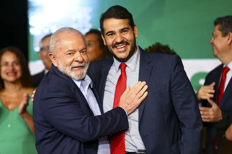 Cotado para STF, advogado-geral da União, Jorge Messias, ao lado de Lula