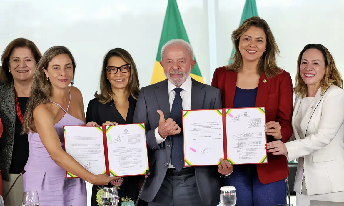 "Se a gente não cuidar da causa, a gente não vai resolver esse problema. A mulher sempre estará à mercê de alguém que não cumpre nenhuma regra. O desafio é muito sério", disse Lula