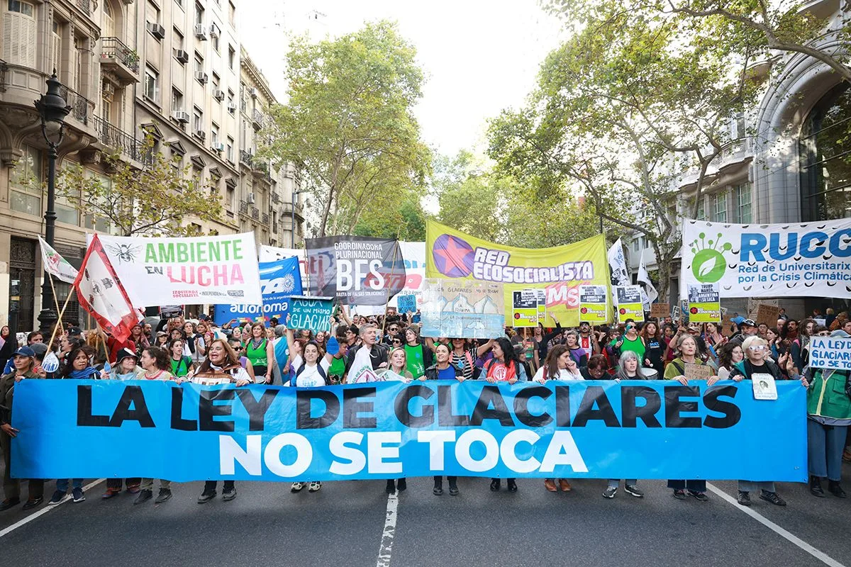 Manifestantes protestam contra a reforma da Lei de Glaciares nas ruas de Buenos Aires e outras cidades do país, em mobilizações que denunciam riscos à água e avanço da mineração