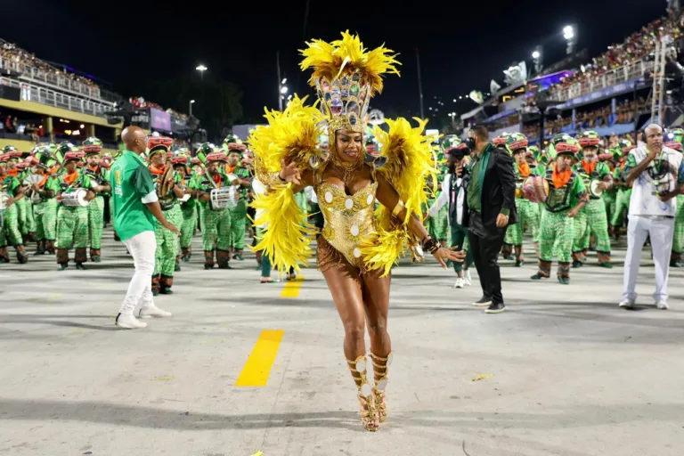 ‘É importante mulheres pretas retomarem protagonismo no samba’, diz rainha de bateria