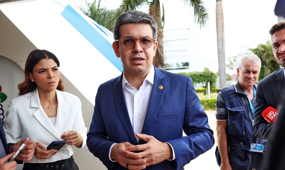 O líder do governo no Congresso Nacional, senador Randolfe Rodrigues (PT-AP)