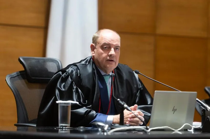 Foto registra o desembargador Ricardo Couto conduzindo sessão do Tribunal de Justiça do estado do Rio de Janeiro, do qual era presidente