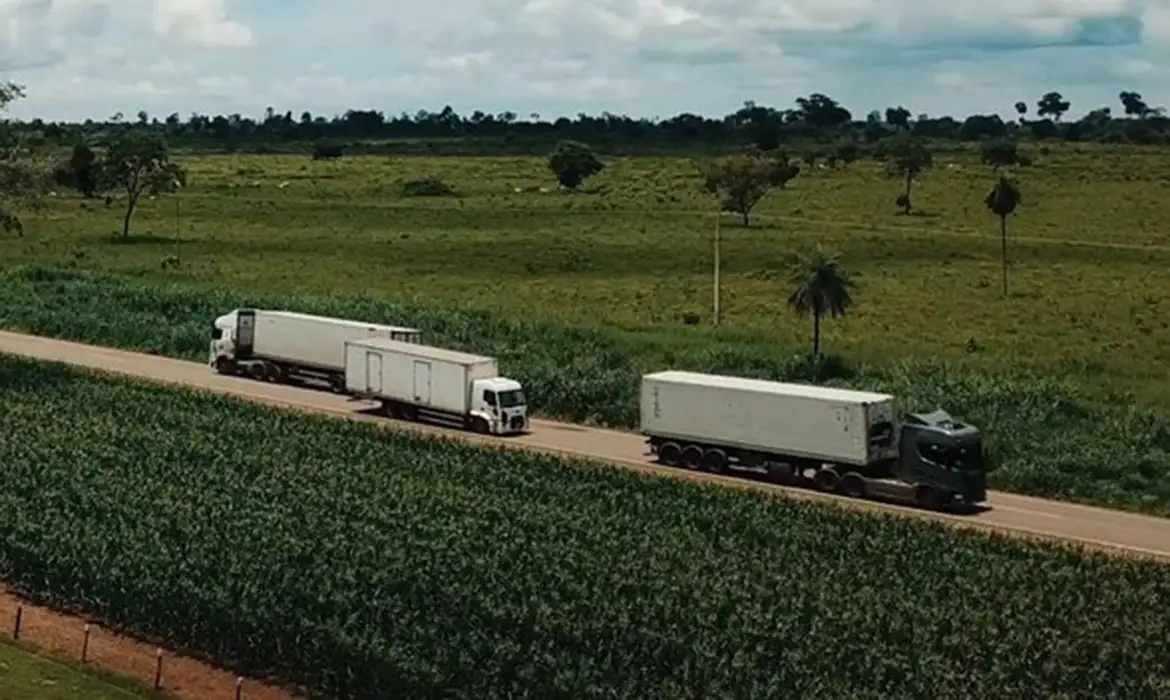 Caminhoões em rodovia. Leilão de rodovias da Rota Agro no MT. Foto: Vinicius Trindade/MT© Vinicius Trindade/MT Versão em áudio