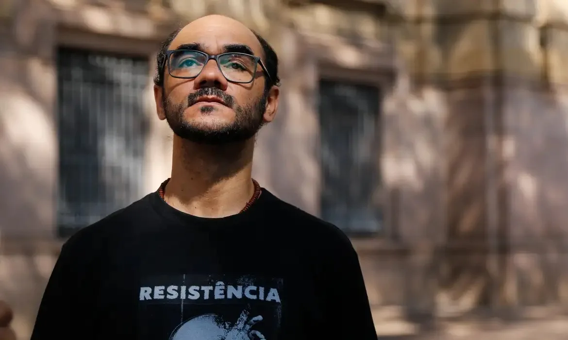 O fotojornalista Sérgio Silva, que ficou cego do olho esquerdo após disparo de uma bala de borracha por um policial em uma manifestação.
