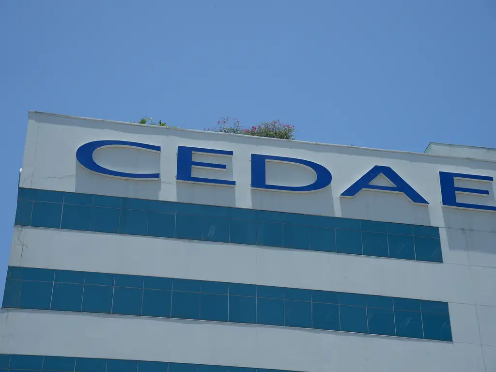 Fachada do prédio Companhia Estadual de Águas e Esgotos (Cedae)