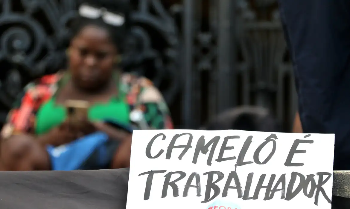 Trabalhadores informais no Rio protestam em frente à Câmara Municipal
