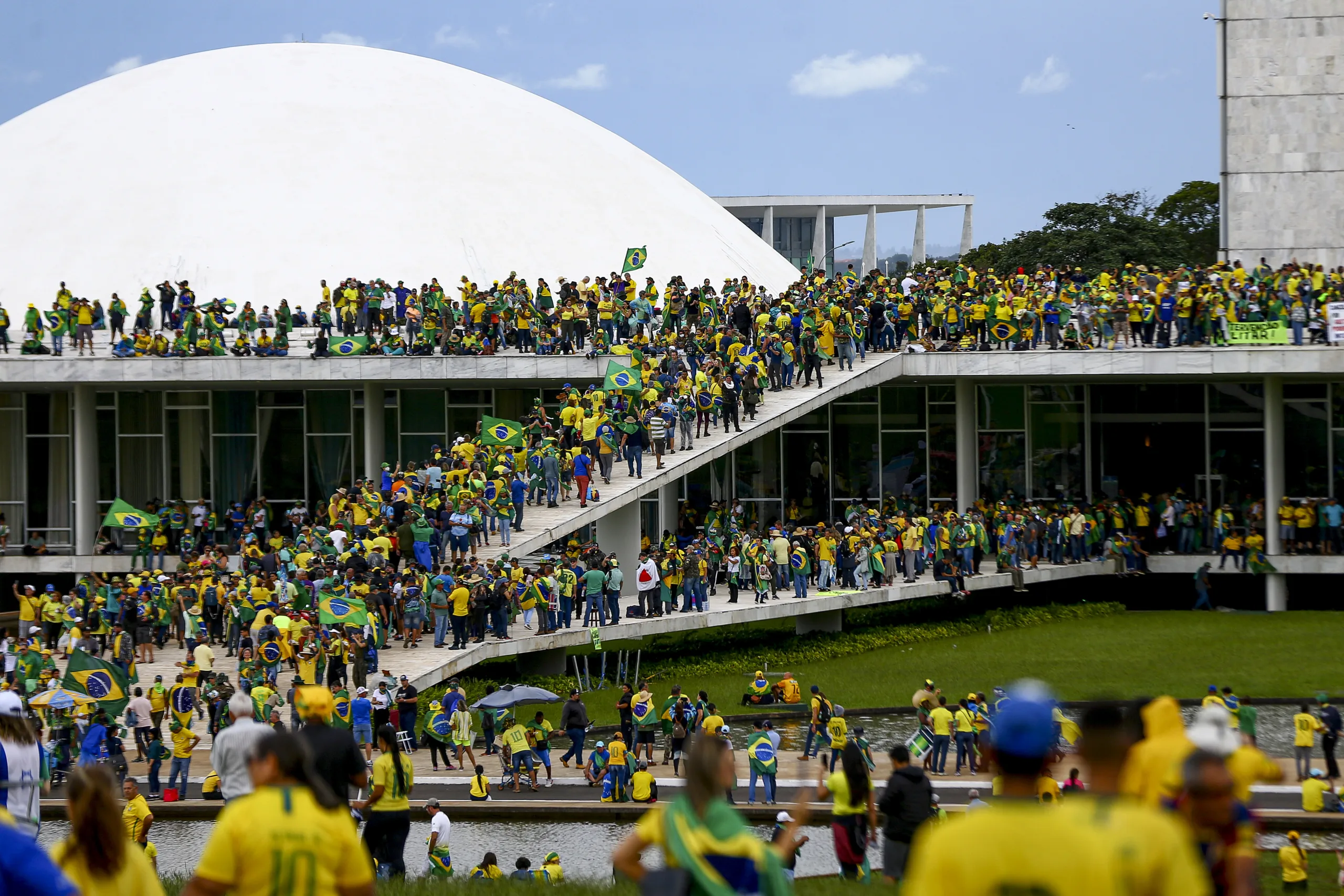 Nos textos, Patto analisa como setores da extrema direita passaram a ocupar espaço central na cena pública brasileira nos últimos anos, especialmente após o avanço do bolsonarismo.