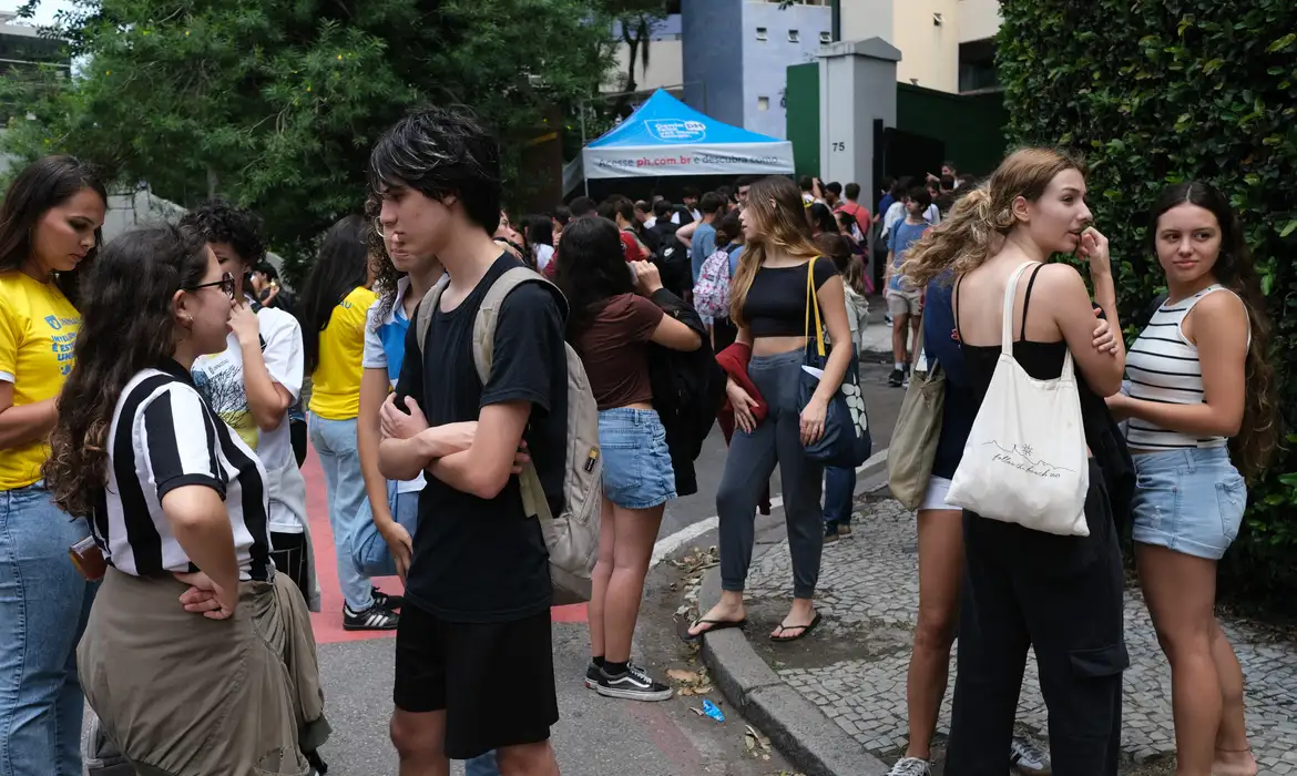 O Enem avalia o desempenho escolar dos estudantes ao término da educação básica
