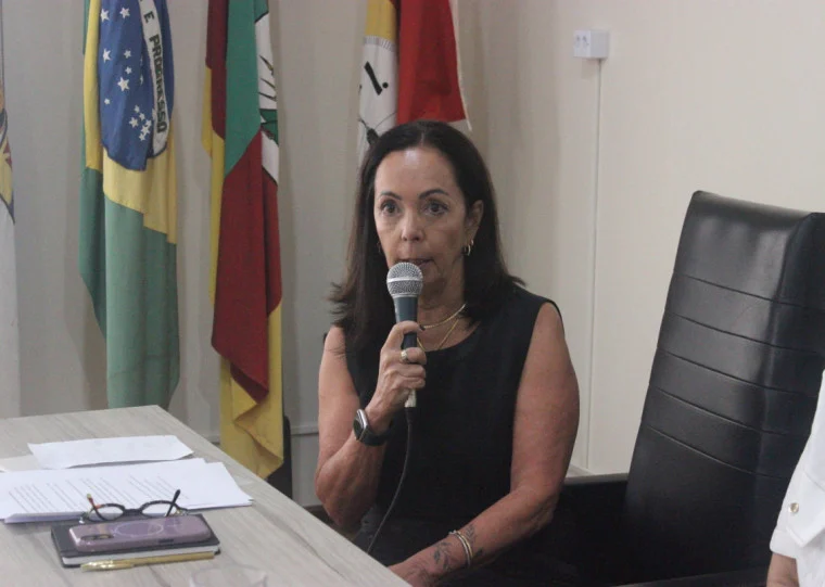 Atual vice-presidente da ARI, jornalista fala sobre democracia, violência de gênero e os desafios da profissão