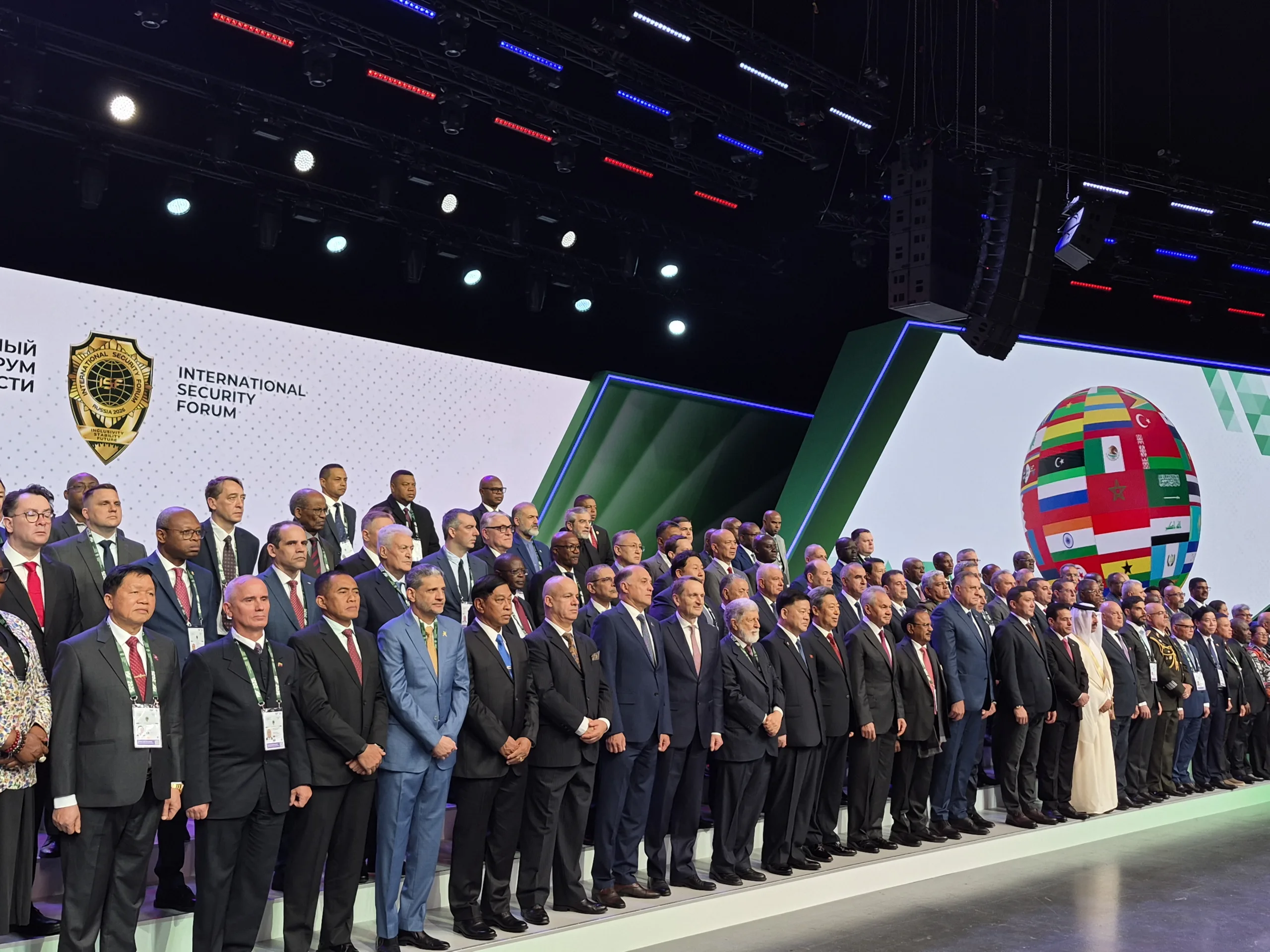 Embaixador Celso Amorim participa da foto dos chefes das delegações que participaram do Fórum Internacional de Segurança de Moscou, em 28 de maio de 2026