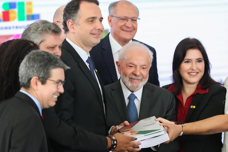 Brasília, DF 30/08/2023 O presidente Luiz Inácio Lula da Silva, acompanhado do vice-presidente, Geraldo Alckmin, do presidente do Senado, Rodrigo Pacheco, e dos ministros da Secretaria Geral da Presidencia, Márcio Macedo e do Planejamento, Simone Tebet, recebe o PPA Participativo 2024-2027 e após a assinatura, o entrega ao presidente do Congresso, Pacheco.Foto: Fabio Rodrigues-Pozzebom/ Agência Brasil