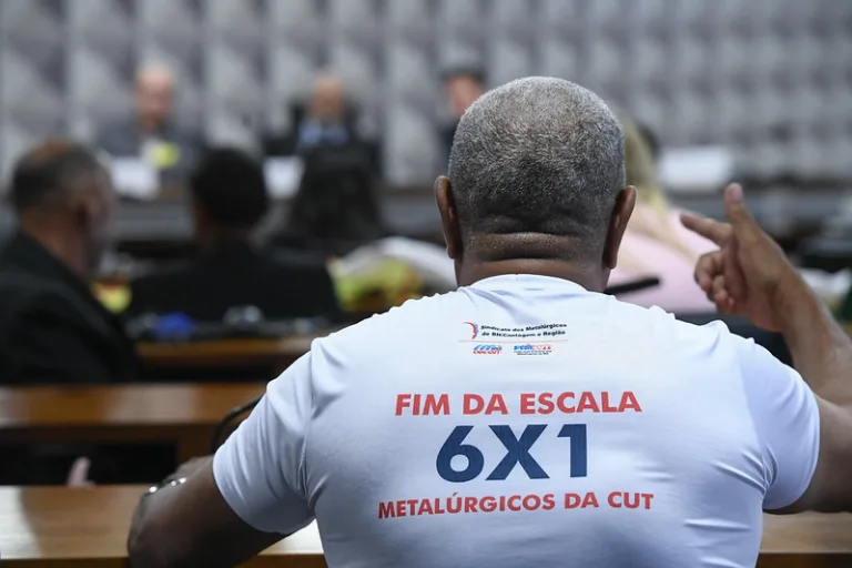 PEC de aliados de Bolsonaro abre brechas para escala que pode chegar a 7x0