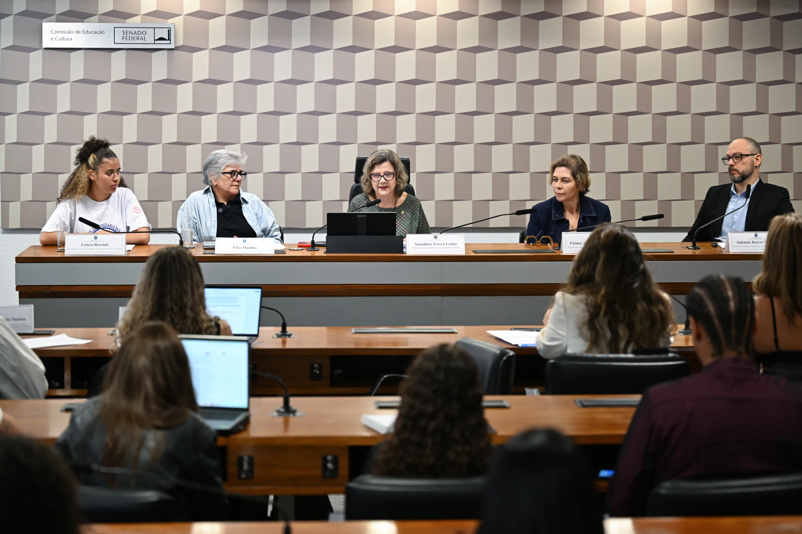 Sessão da Comissão de Educação e Cultura discute impactos do modelo cívico-militar na educação brasileira.