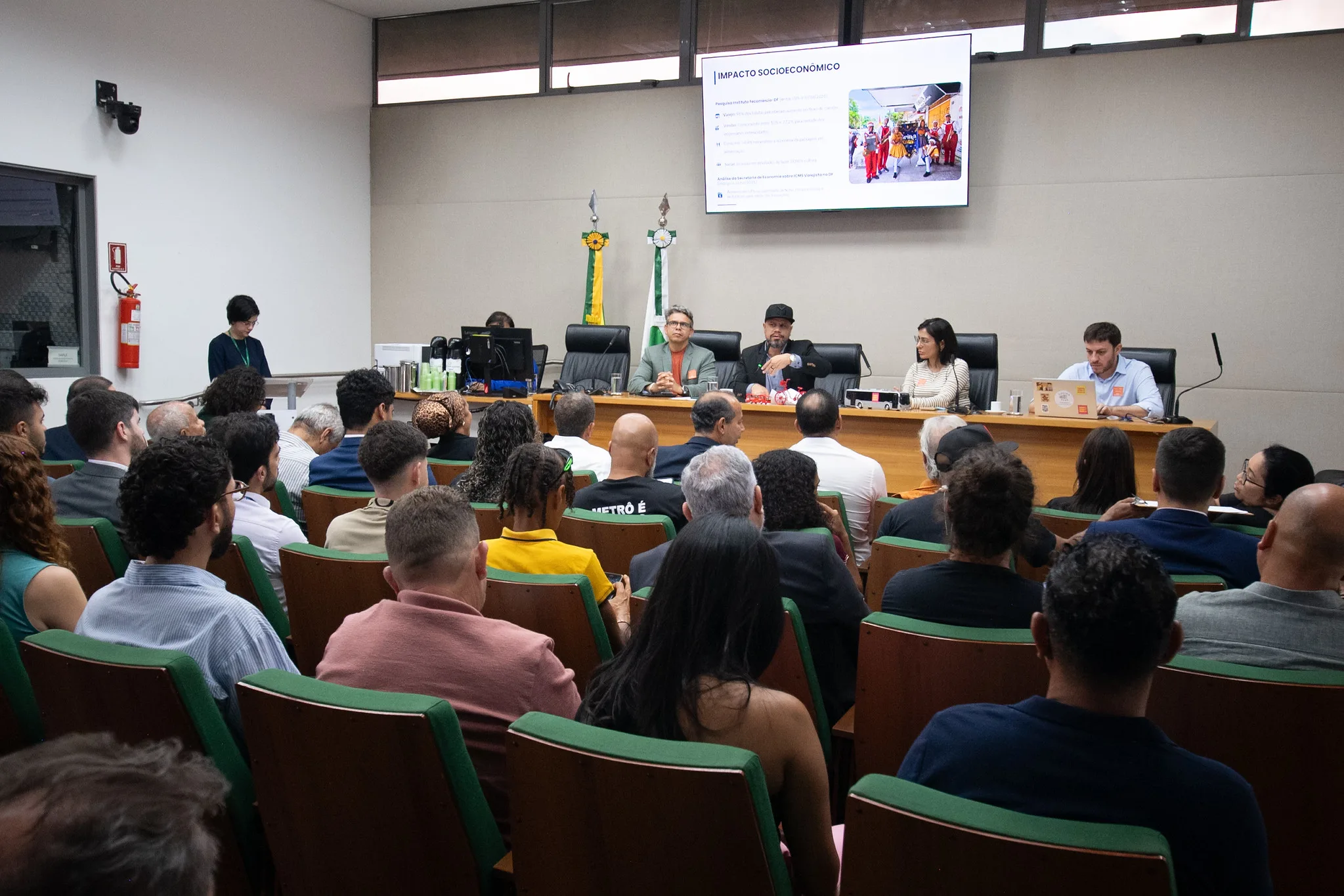 Seminário na CLDF reuniu pesquisadores, gestores e movimentos sociais para discutir os impactos da gratuidade no transporte do DF.