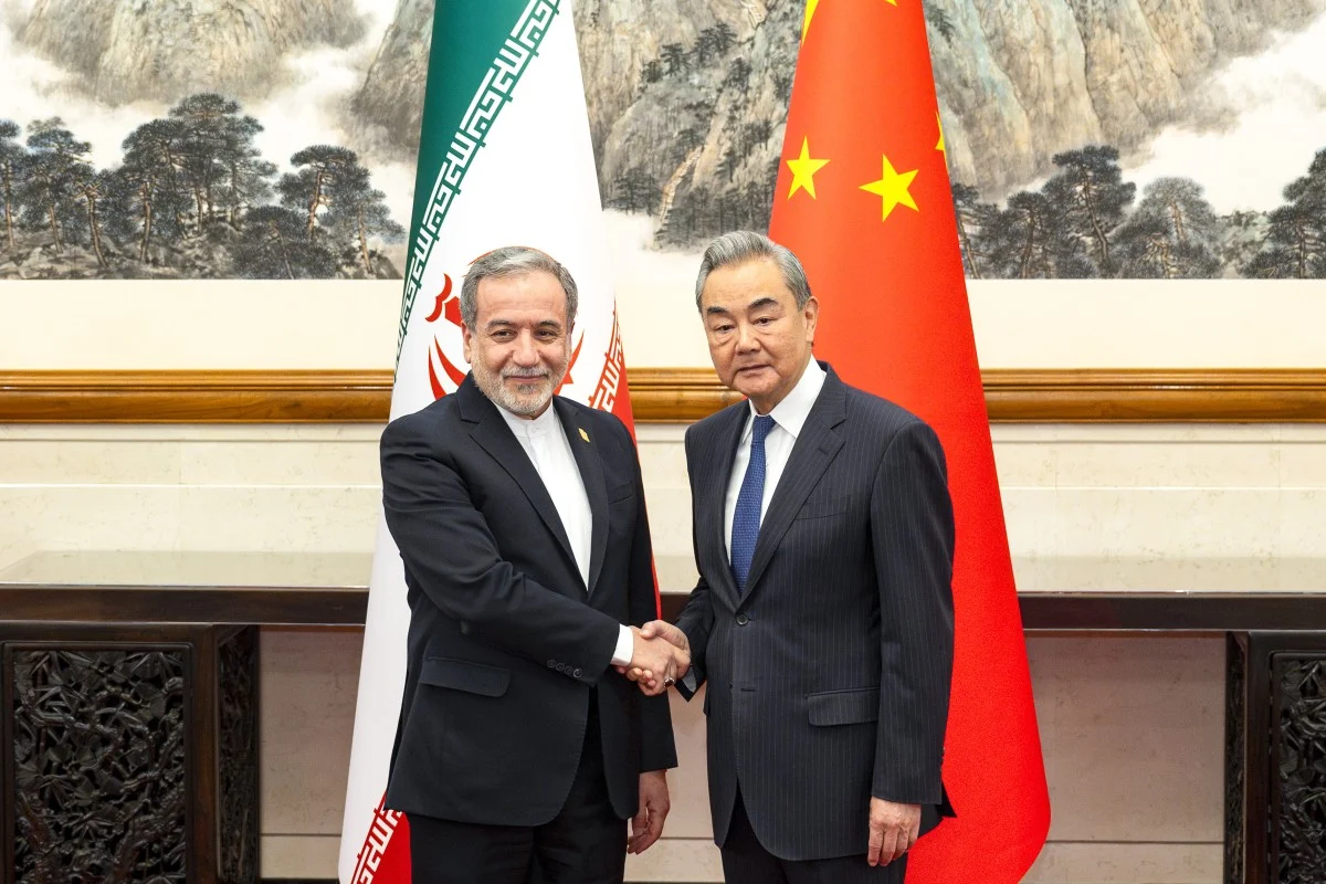 O ministro das Relações Exteriores do Irã, Abbas Araghchi, é recebido pelo ministro das Relações Exteriores da China, Wang Yi, em Pequim