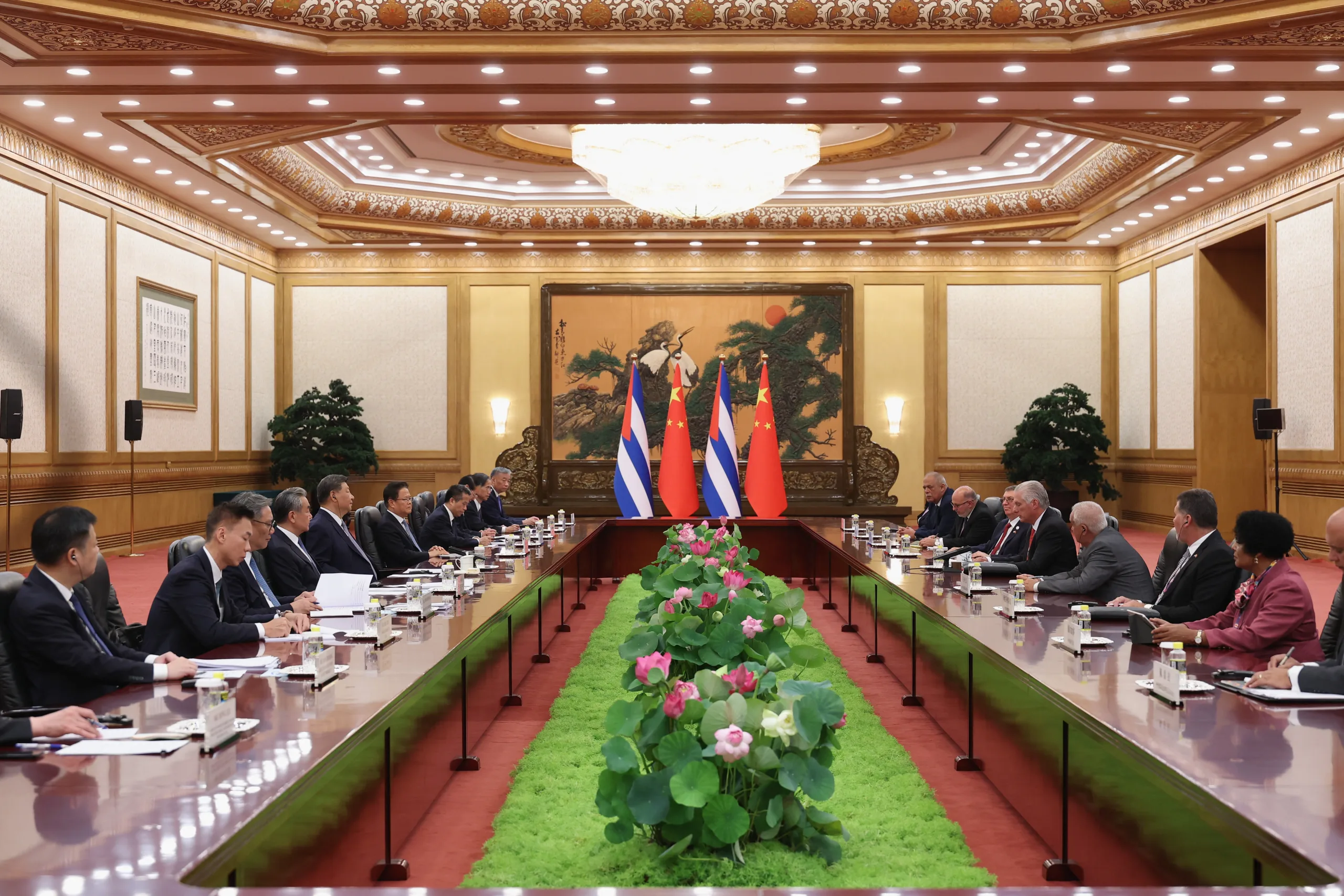 Presidente cubano Miguel Díaz-Canel se reúne com o presidente chinês Xi Jinping no Grande Salão do Povo, em Pequim, em 4 de setembro de 2025.