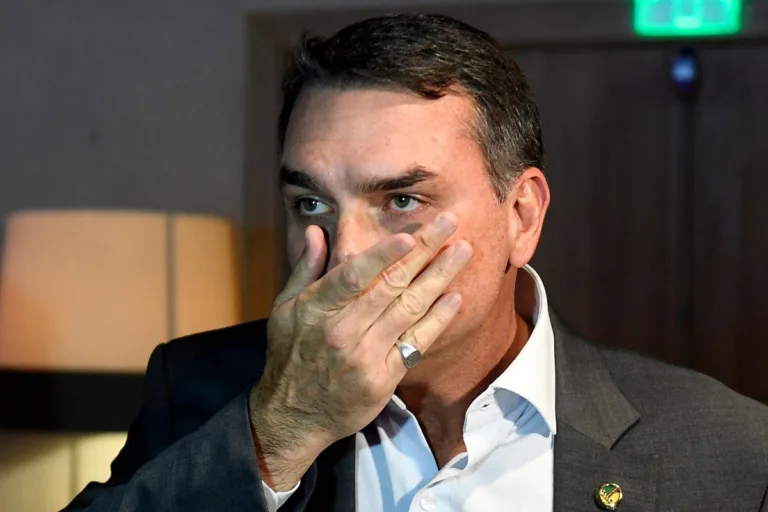 'Flávio Bolsonaro se enrolou na própria mentira', diz advogado e cientista político