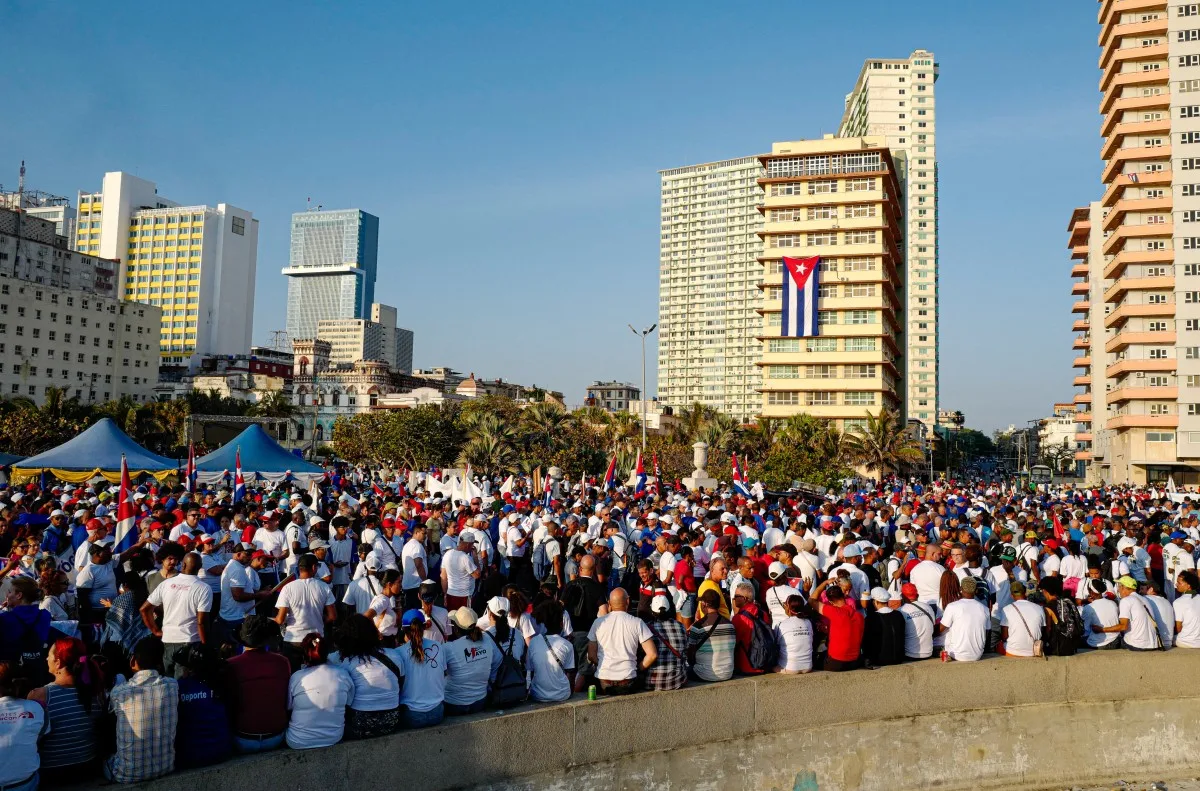 Cubanos se reúnem em frente à embaixada dos Estados Unidos em Havana no Dia do Trabalhador