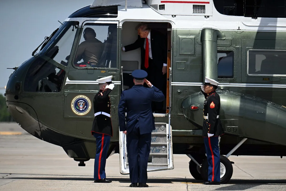 Donald Trump desembarca do helicóptero Marine One na base conjunta Andrews, em Maryland, nesta sexta-feira (1º)