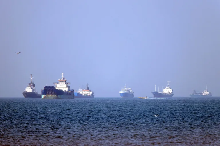Registro de embarcações no Estreito de Ormuz feito por fotógrafo da agência iraniana Isna no dia 4 de maio