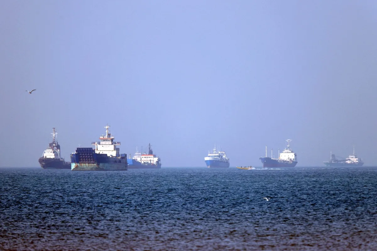 Registro de embarcações no Estreito de Ormuz feito por fotógrafo da agência iraniana Isna no dia 4 de maio
