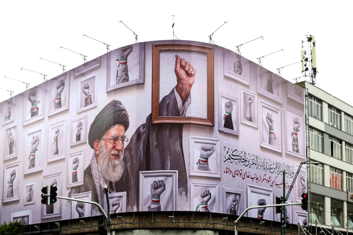 Cartaz em Teerã do líder supremo do Irã Ali Khamenei morto em 28 de fevereiro em ataque de EUA e Israel