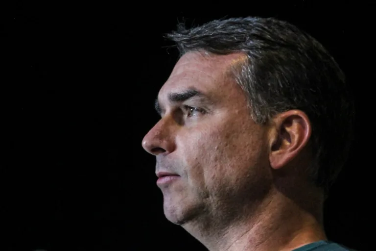 Flávio Bolsonaro admite relação com Daniel Vorcaro