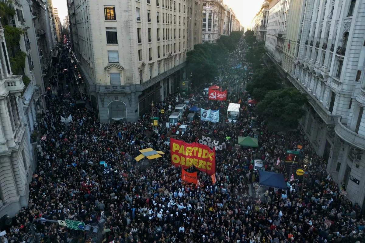 Vista aérea mostra estudantes universitários e trabalhadores marchando em protesto na Plaza de Mayo contra as políticas do governo de Javier Milei, em Buenos Aires, em 12 de maio de 2026