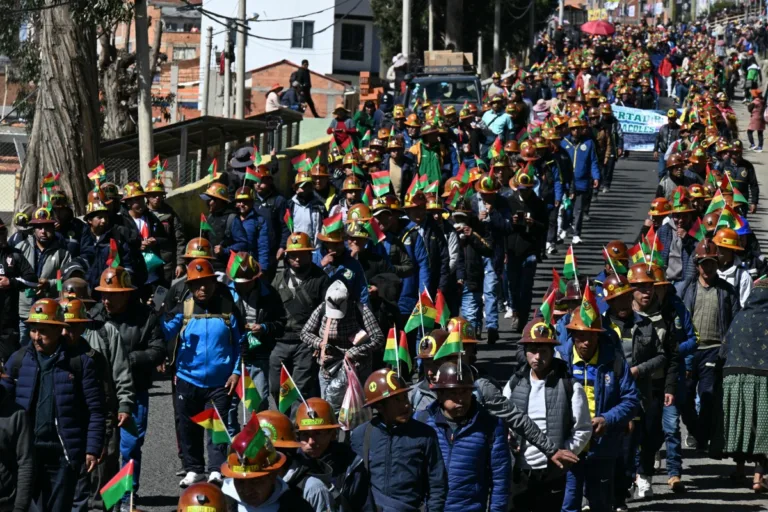 Greve na Bolívia entra no 11º dia: trabalhadores exigem a renúncia do presidente Rodrigo Paz
