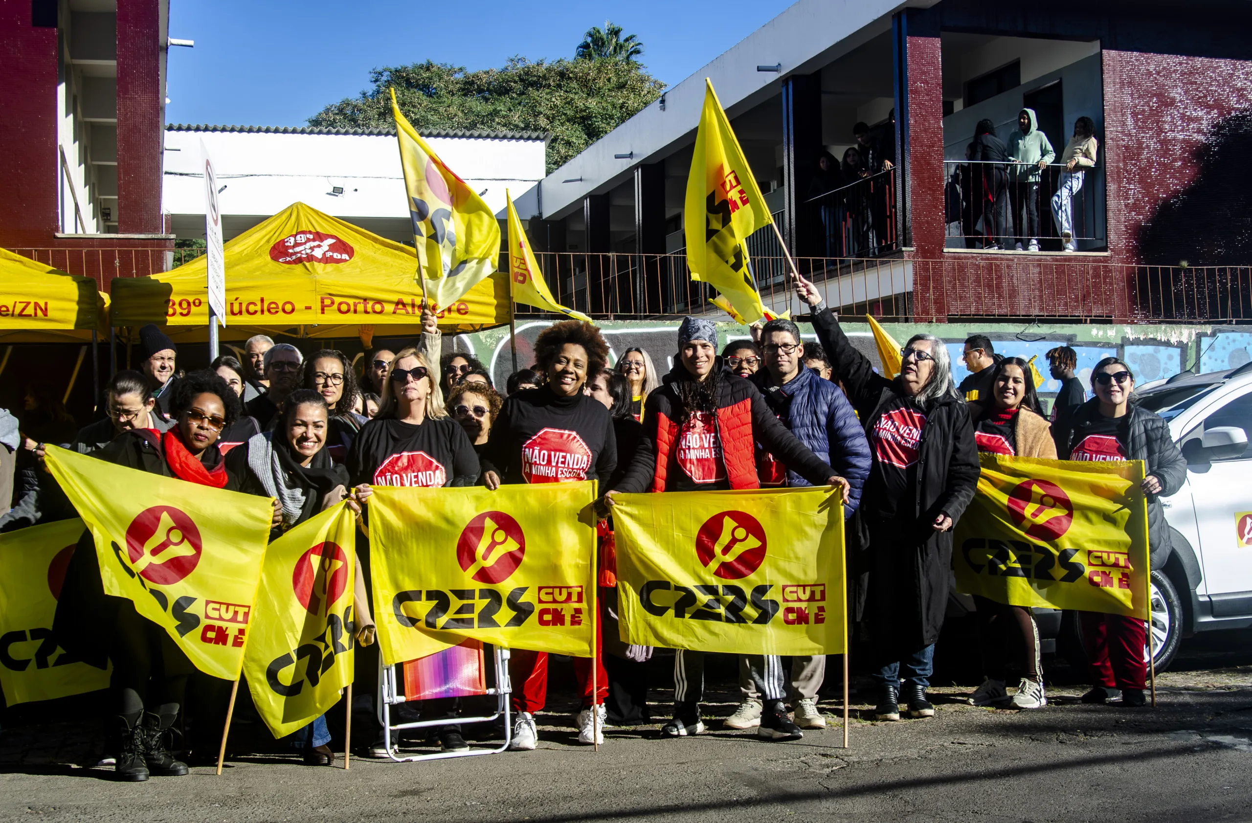 Comunidade escolar ocupa ruas em frente à Escola Medianeira contra concessão de escolas estaduais à iniciativa privada