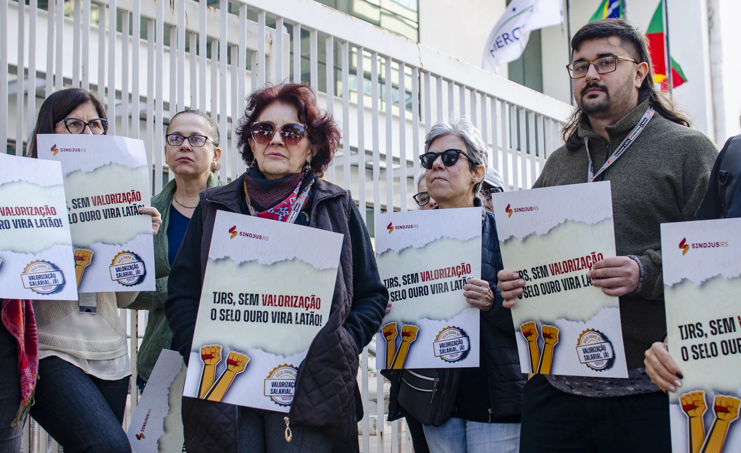 Em Porto Alegre, cerca de 60 servidores participaram do ato em frente ao Fórum Central II no início da tarde