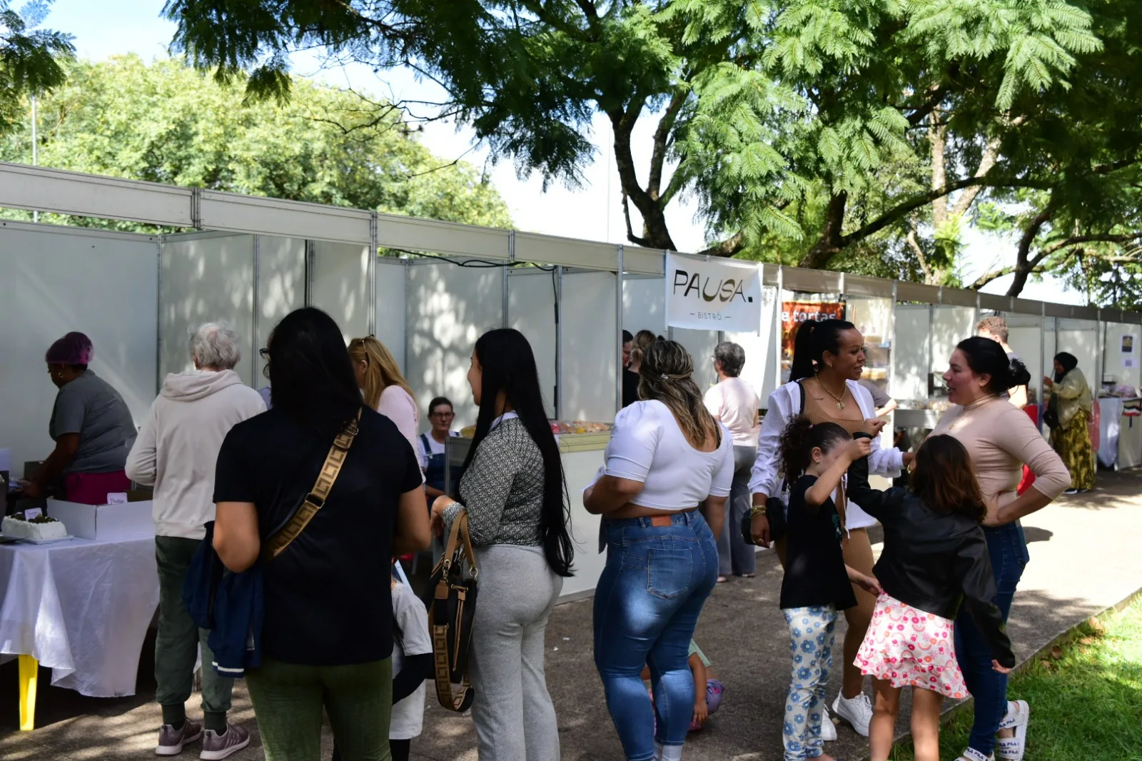 Feira reuniu empreendedores e cooperativas durante o 1º de Maio em Passo Fundo (RS)