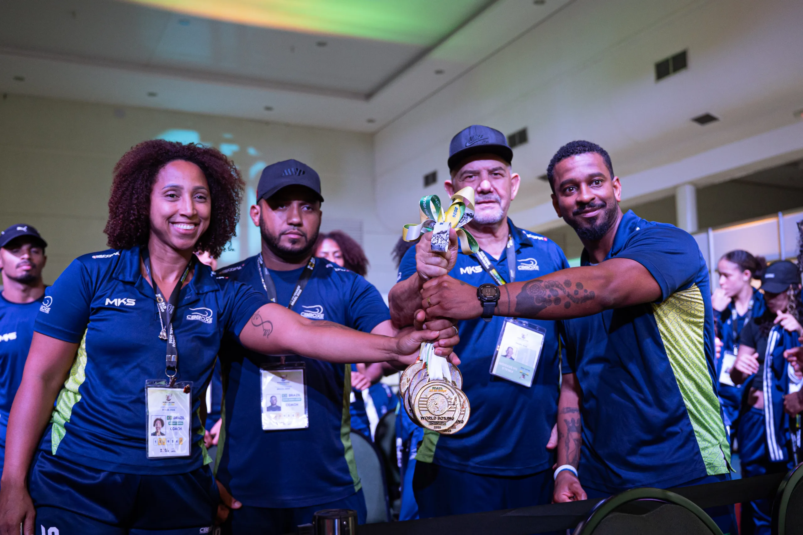 Equipe de treinadores, liderada pelo cubano Paco Garcia, com as medalhas conquistadas pelo Brasil no Campeonato Mundial de Boxe