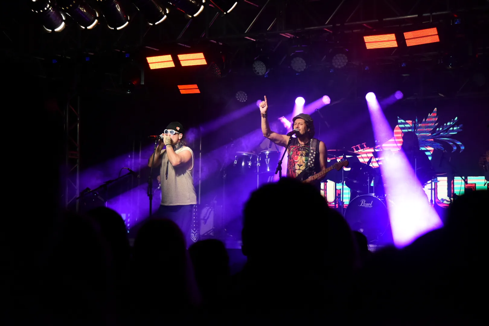 O Festival do Trabalhador e Trabalhadora, em Passo Fundo encerrou com o canto das principais faixas da banda Chimarruts