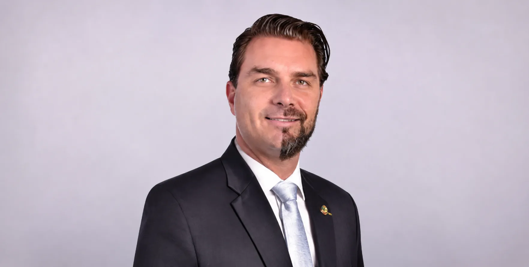 Dark Horse é um filme de ação. Principalmente, a ação de Flávio Bolsonaro pedir dinheiro a Daniel Vorcaro