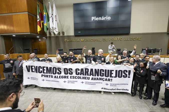 Em tom de provocação contra críticos do projeto, vereadores da base do governo Sebastião Melo exibem faixa após aprovação da Lei de Uso e Ocupação do Solo na Câmara de Porto Alegre