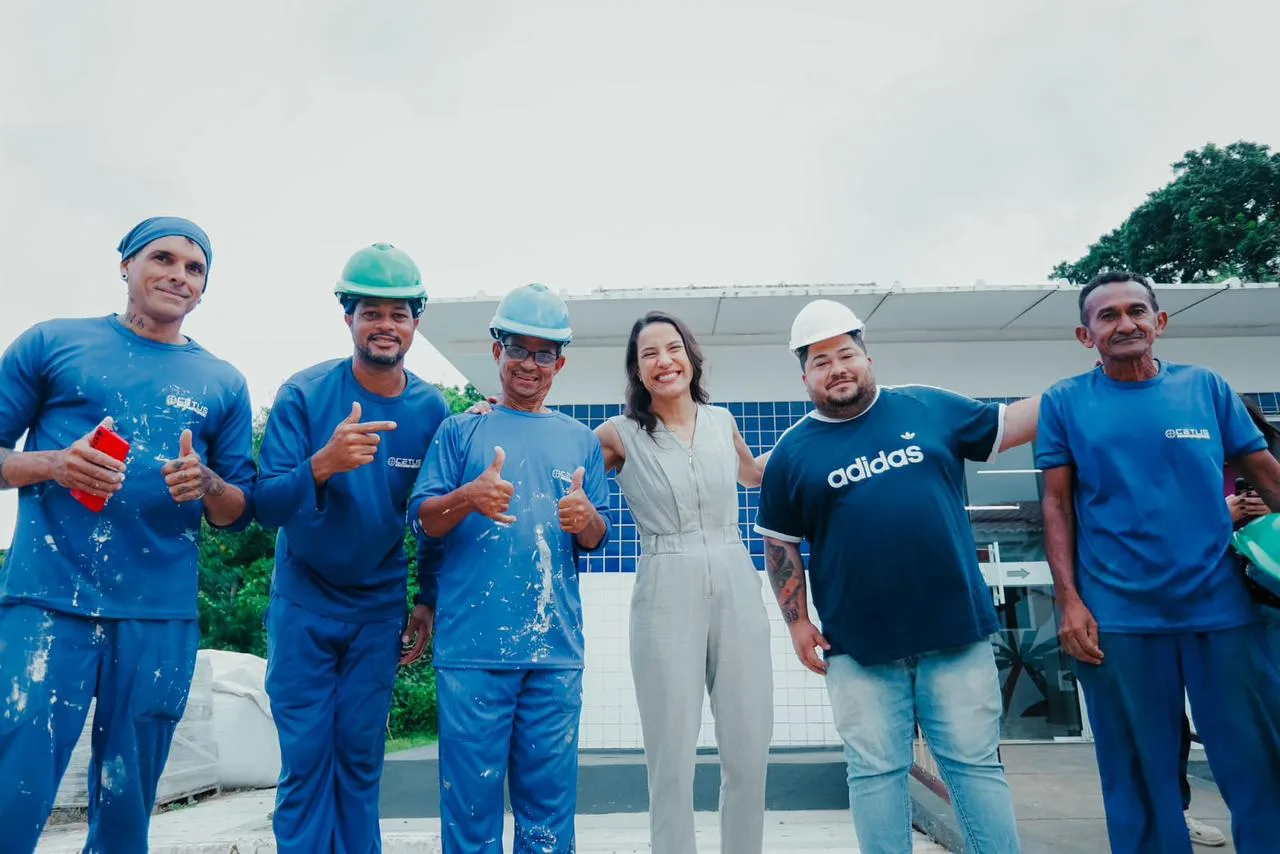 A governadora de Pernambuco, Raquel Lyra (PSD), entre trabalhadores de uma obra estadual