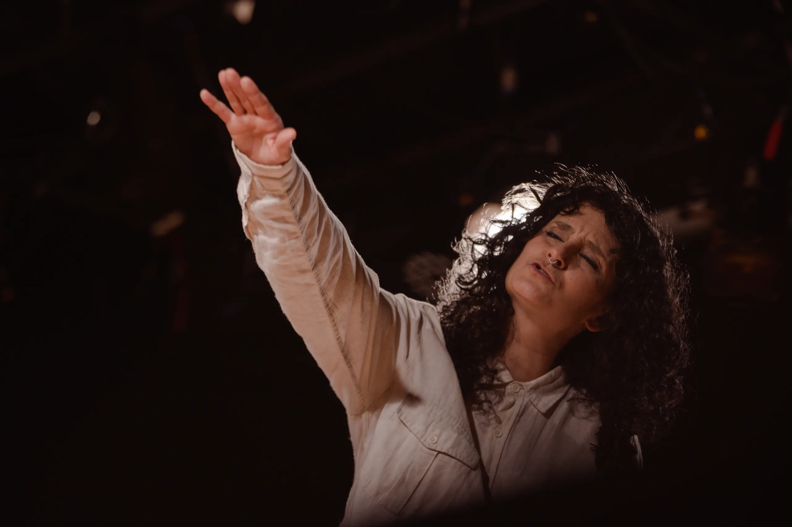 Tânia Farias em cena no espetáculo “Manifesto de Uma Mulher de Teatro”, que abre a agenda com circulação em bairros populares