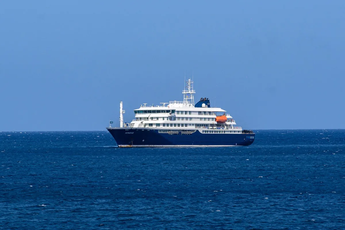 Vista geral do navio de cruzeiro MV Hondius em 3 de maio de 2026