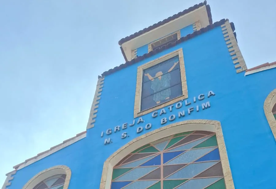 A paróquia da Igreja do Senhor do Bonfim, na Baixada Fluminense, tem liturgia entrecortada por cânticos de origem africana e se propõe a atuar dentro dos presídios para evangelizar e defender os direitos dos detentos
